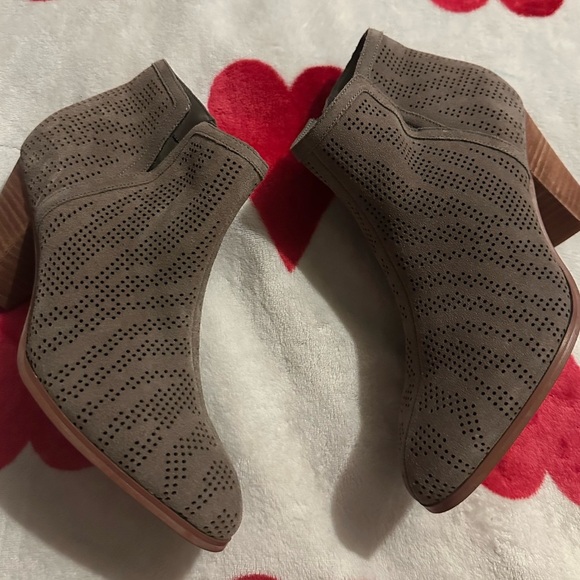 New Violet & Red Jensen Heeled Bootie - Picture 11 of 12